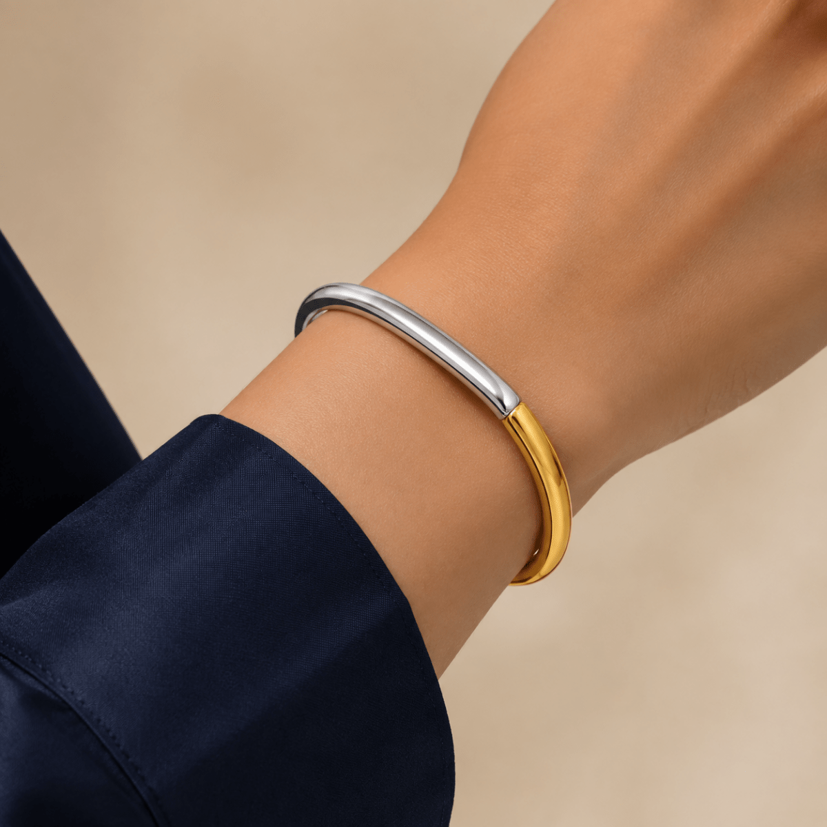 Isadora Rounded Square Hinged Bangle