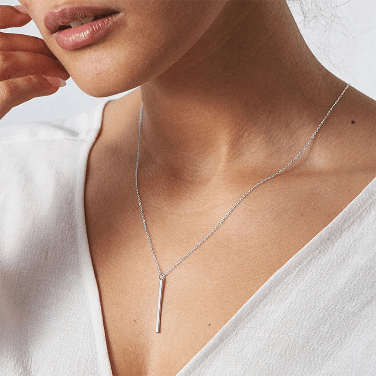 Maelis Bar Drop Necklace