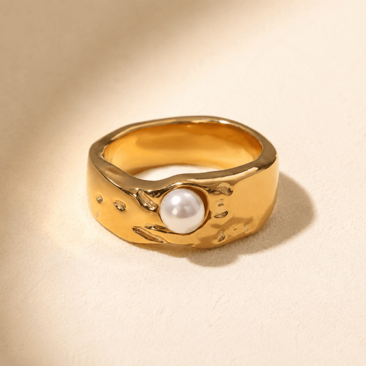 Perlina Sculptural Pearl Signet Ring