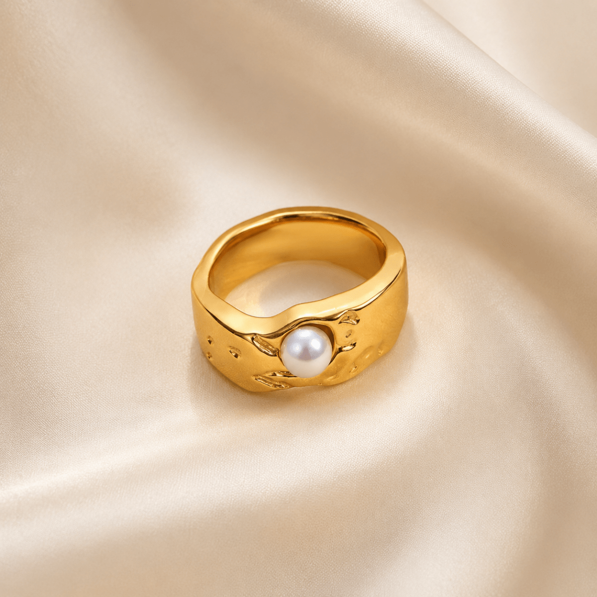 Perlina Sculptural Pearl Signet Ring