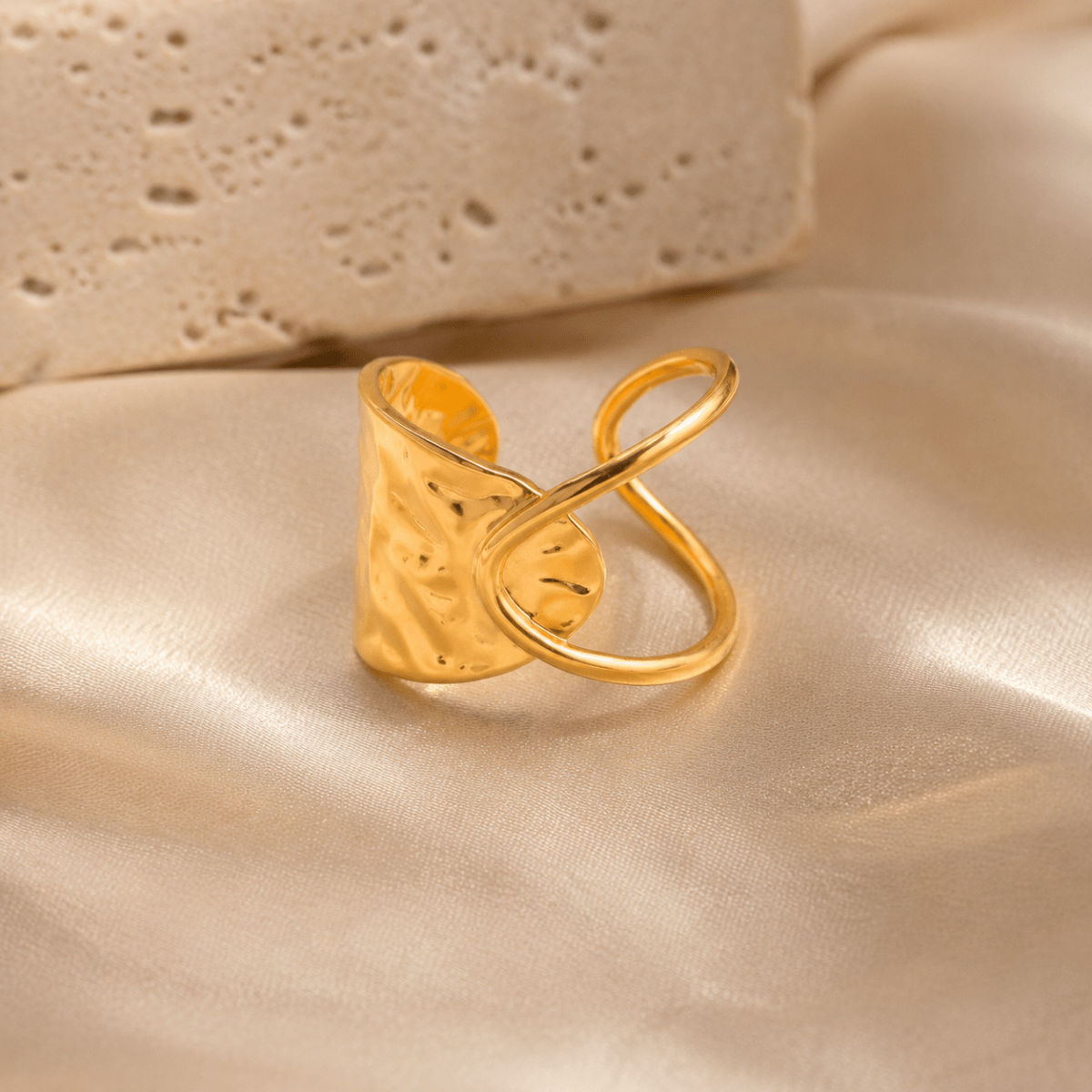 Vesta Sculpted Loop Ring